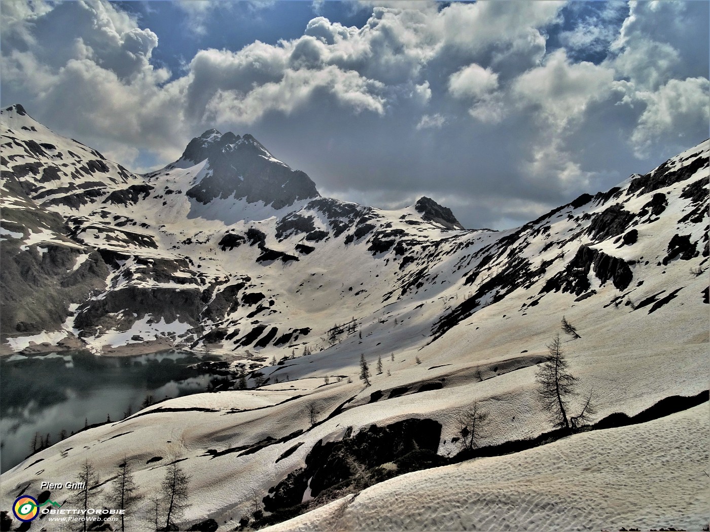 40 Ancora tanta neve sui versanti nord dei monti dei Laghi Gemelli.JPG